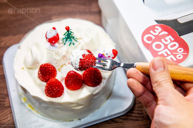 売れ残ったケーキを一人で食べる,クリぼっち,1人,ぼっち,クリスマスケーキ,ケーキ,ホール,フォーク,半額,値引き,売れ残り,残り,セール,クリスマス,手,生クリーム,クリーム,冬,フルサイズ撮影,サンタ,サンタクロース,いちご,イチゴ,苺,おもしろ,面白い,シュール,CHRISTMAS,winter,cake,cream,Santa,strawberry,off,hand,fork