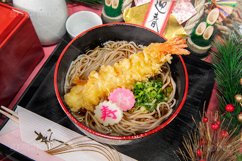 年越しそば,年越し蕎麦,３１日,年越し,大晦日,年末,ソバ,蕎麦,そば,だし,出汁,ダシ,蕎麦粉,日本料理,日本食,和食,つゆ,蕎麦汁,茹,えび,海老,海老天,えび天,てんぷら,天ぷら,ねぎ,麺料理,麺類,年の瀬,正月,お正月,ナルト,なると,寿,めでたい,湯気,箸,割り箸,紅白,フルサイズ撮影,とっくり,徳利,日本酒,酒,japan