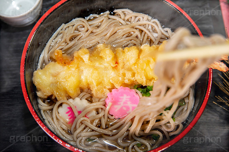 年越しそば,年越し蕎麦,３１日,年越し,大晦日,年末,ソバ,蕎麦,そば,だし,出汁,ダシ,蕎麦粉,日本料理,日本食,和食,つゆ,蕎麦汁,茹,えび,海老,海老天,えび天,てんぷら,天ぷら,ねぎ,麺料理,麺類,年の瀬,正月,お正月,ナルト,なると,寿,めでたい,湯気,箸,割り箸,紅白,フルサイズ撮影,japan