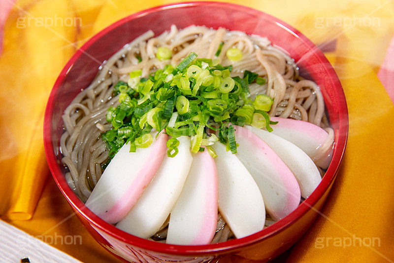 質素な年越しそば,質素,シンプル,年越しそば,年越し蕎麦,３１日,年越し,大晦日,年末,ソバ,蕎麦,そば,だし,出汁,ダシ,蕎麦粉,日本料理,日本食,和食,つゆ,蕎麦汁,茹,ねぎ,麺料理,麺類,japan,年の瀬,正月,お正月,蒲鉾,かまぼこ,カマボコ,紅白,湯気,フルサイズ撮影