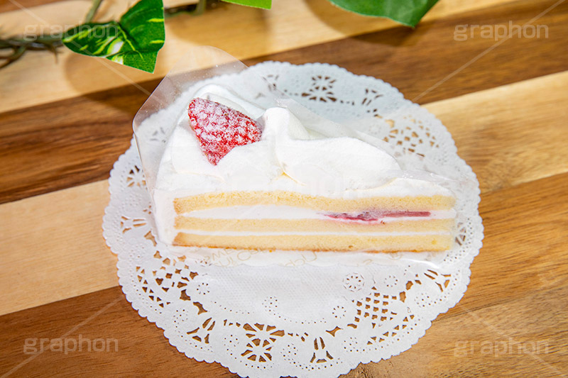 苺のショートケーキ,ケーキ,いちご,イチゴ,苺,ストロベリー,ショートケーキ,生クリーム,砂糖,クリーム,sweet,cream,strawberry,cake,dessert,フィルム,スイート,デザート,スイーツ,甘い,洋菓子,菓子,お菓子,レース,フルサイズ撮影