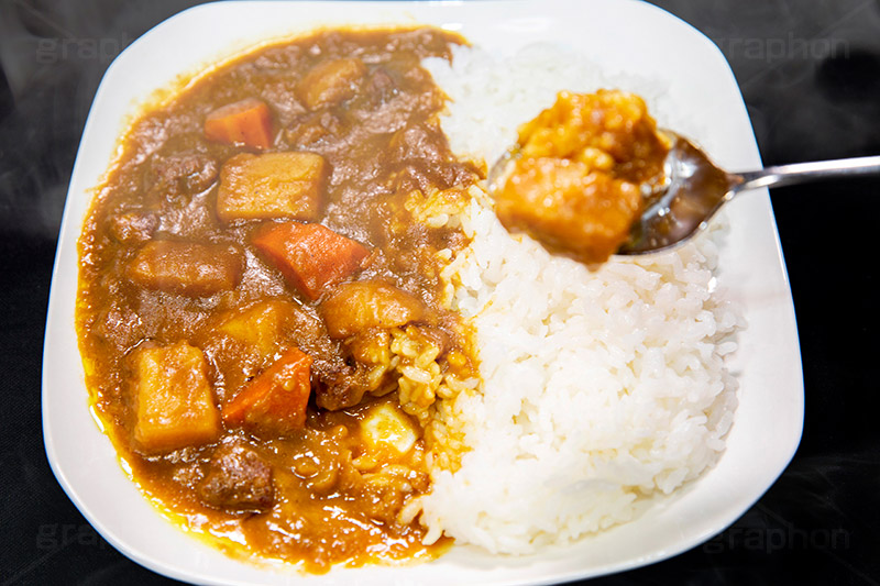 カレーライス,カレー,カリー,辛い,スパイス,夕飯,夕食,家庭の味,ご飯,ライス,和食,日本料理,日本食,にんじん,ニンジン,じゃがいも,ジャガイモ,スプーン,curry,japan,フルサイズ撮影