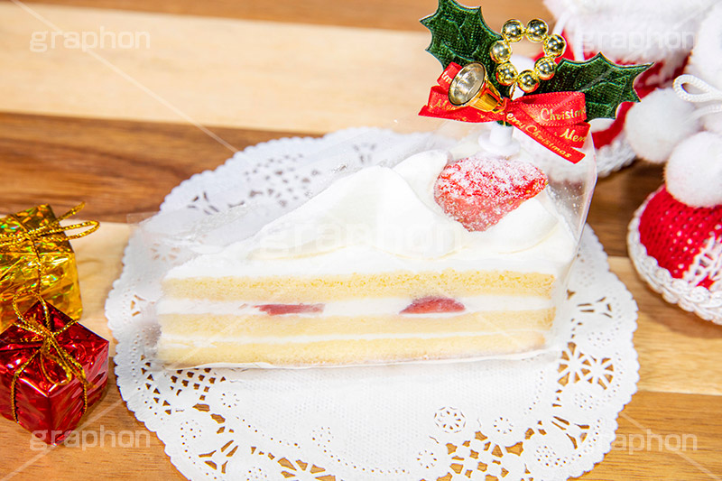 クリスマスケーキ,クリスマス,苺のショートケーキ,ケーキ,いちご,イチゴ,苺,ストロベリー,ショートケーキ,生クリーム,砂糖,クリーム,オーナメント,Christmas,ornament,sweet,cream,strawberry,cake,フィルム,スイート,デザート,スイーツ,甘い,洋菓子,菓子,お菓子,ヒイラギ,ベル,プレゼント,フルサイズ撮影