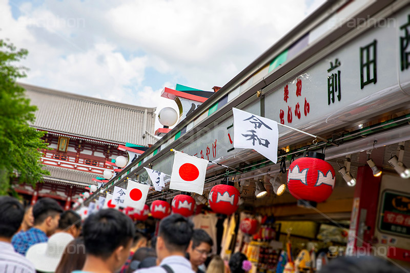 令和で祝福ムード漂う浅草,令和,元号,年号,即位,祝,慶祝,祝賀,旗,ちょうちん,提灯,国旗,日本,浅草,雷門,浅草寺,あさくさ,台東区,浅草雷門,浅草浅草寺,寺,お寺,浅草 名所,浅草 観光,スポット,仲見世,商店街,asakusa,japan,フルサイズ撮影