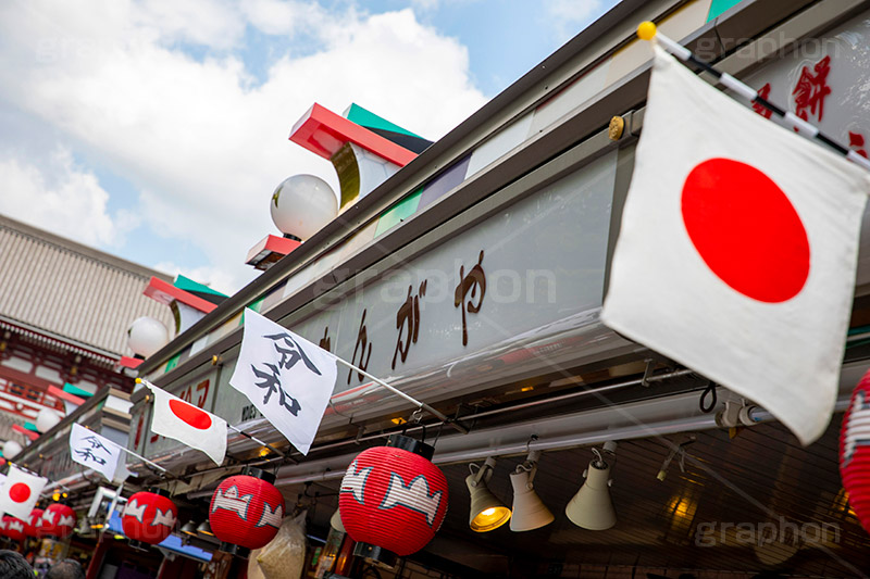 令和で祝福ムード漂う浅草,令和,元号,年号,即位,祝,慶祝,祝賀,旗,ちょうちん,提灯,国旗,日本,浅草,雷門,浅草寺,あさくさ,台東区,浅草雷門,浅草浅草寺,寺,お寺,浅草 名所,浅草 観光,スポット,仲見世,商店街,なびく,asakusa,japan,フルサイズ撮影