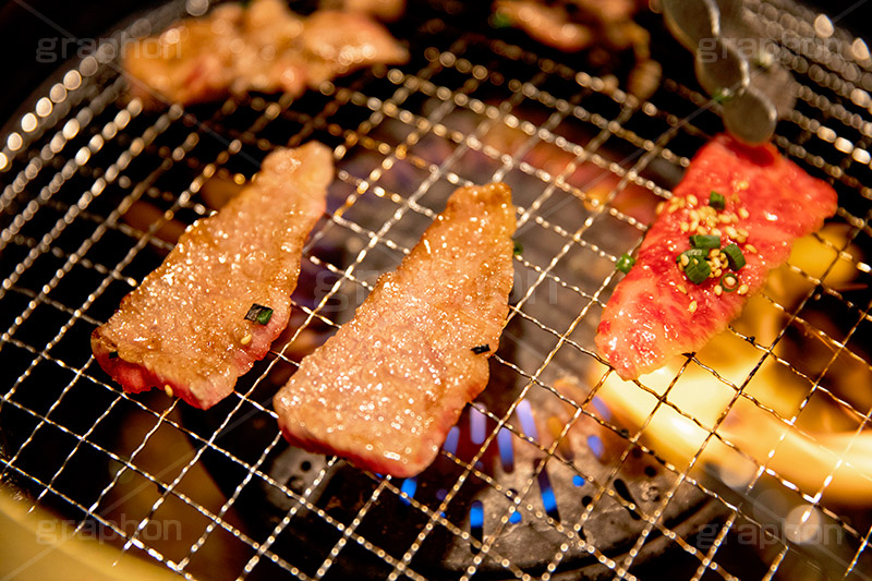 カルビの油で燃え上がる焼肉,焼き肉,焼肉,焼き肉,やきにく,焼く,にく,肉,網,食べ放題,肉食,直火,タレ,漬けだれ,炎,火,煙,カルビ,松坂牛,霜降り,ねぎ,ネギ,トング,フルサイズ撮影