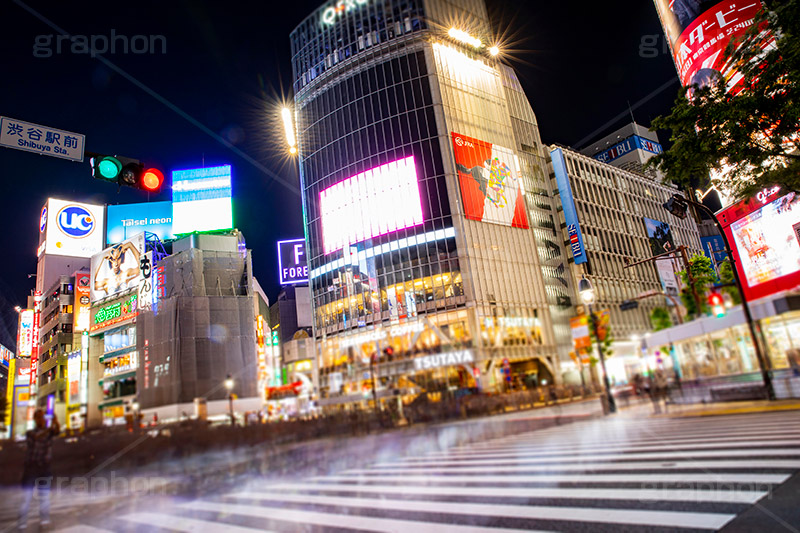 渋谷スクランブル交差点,渋谷,しぶや,ハチ公,観光,交差点,渋谷駅,駅前,スクランブル,外国人,海外,道玄坂,横断歩道,信号,雑踏,都会の雑踏,夜,夜景,繫華街,夜の街,夜の町,shibuya,japan,フルサイズ撮影