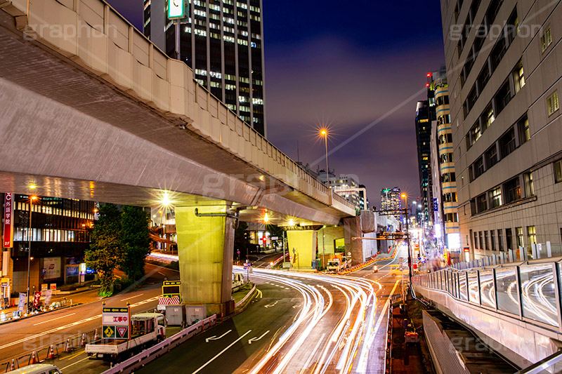 再開発中の夜の渋谷,渋谷,しぶや,駅前,夜,夜景,道路,車,渋谷大工事,建設,開発,工事,都市開発,再開発,光線,光跡,レーザービーム,繫華街,夜の街,夜の町,2020,フルサイズ撮影,shibuya,japan