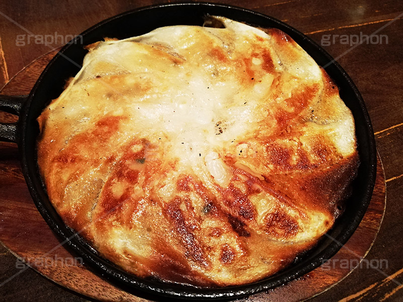 羽根つき餃子,焼き餃子,餃子,ぎょうざ,ギョウザ,焼き,中華,油,ニラ,韮,炒め,カリカリ,かりかり,ニンニク,にんにく,大蒜,臭,焦げ,コッテリ,鉄板,スキレット,つまみ,おつまみ,居酒屋,スマホ撮影