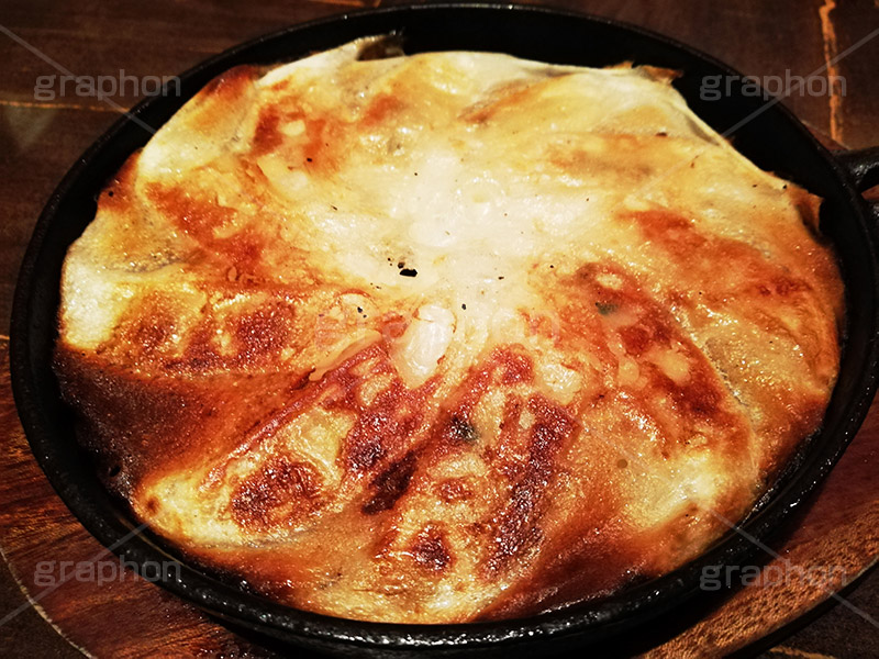 羽根つき餃子,焼き餃子,餃子,ぎょうざ,ギョウザ,焼き,中華,油,ニラ,韮,炒め,カリカリ,かりかり,ニンニク,にんにく,大蒜,臭,焦げ,コッテリ,鉄板,スキレット,つまみ,おつまみ,居酒屋,スマホ撮影