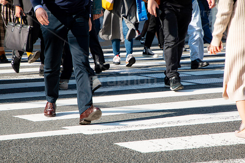 雑踏,都会の雑踏,都会,都心,東京,人混み,混雑,横断歩道,街角,街角スナップ,混む,人々,渡る,歩く,通勤,通学,足,人物,ビジネス,仕事,交差点,business