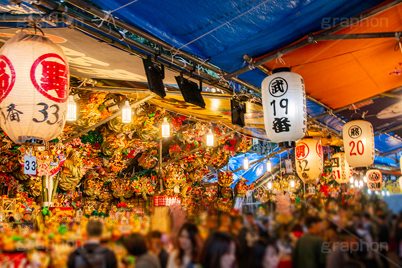 酉の市,熊手,花園神社,新宿,神社,お祭り,屋台,出店,露店,開運,商売繁盛,招福,千客万来,縁起物,ヤマトタケル,見世物小屋,風習,イベント,新宿区,電球,提灯,ちょうちん,japan,event,shinjuku