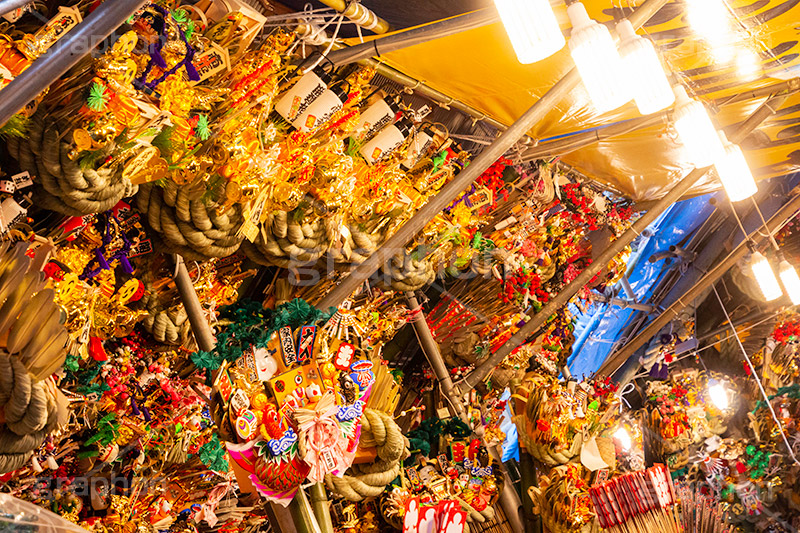 酉の市,熊手,花園神社,新宿,神社,お祭り,屋台,出店,露店,開運,商売繁盛,招福,千客万来,縁起物,ヤマトタケル,見世物小屋,風習,イベント,新宿区,電球,japan,event,shinjuku