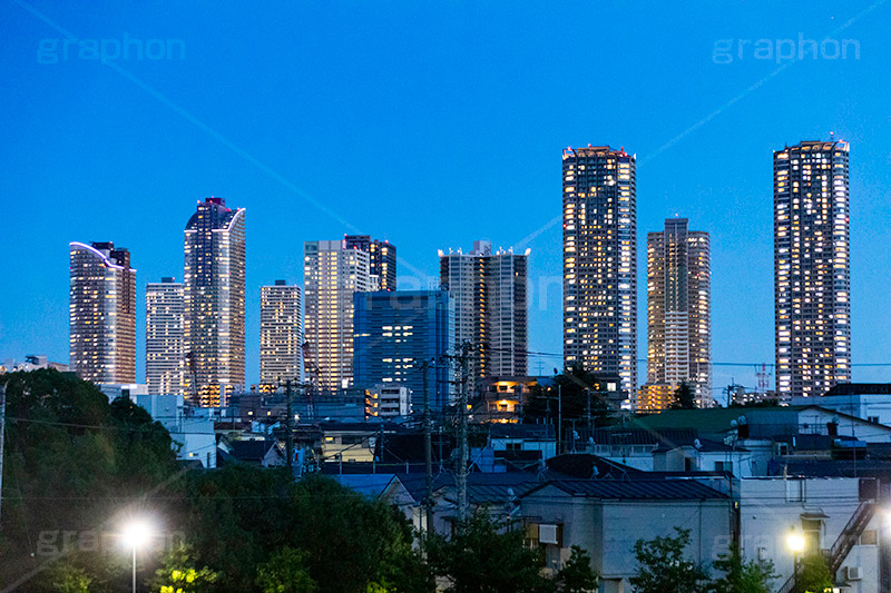 武蔵小杉のタワーマンション,夜景,武蔵小杉の街並み,武蔵小杉,街並み,河川敷,多摩川,堤防,タワーマンション,タワマン,マンション,高層ビル,フルサイズ撮影