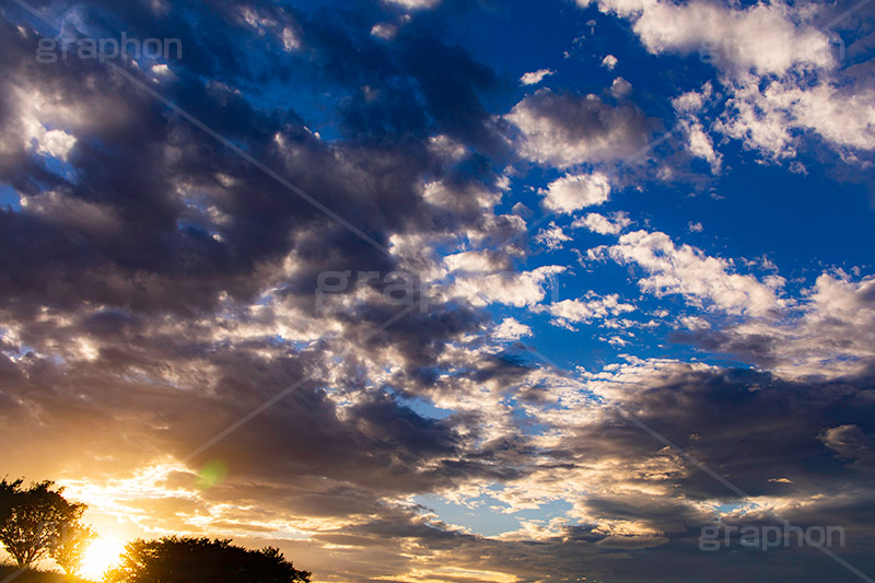 夕焼け,夕暮れ,夕日,夕方,夕,日の入り,オレンジ,赤,染,雲,空,日没,現象,きれい,キレイ,綺麗,沈,空/天気,お天気,天気,怪しい,迫る雨雲,雨雲,ゲリラ豪雨,豪雨,積乱雲,sunset,sky,フルサイズ撮影