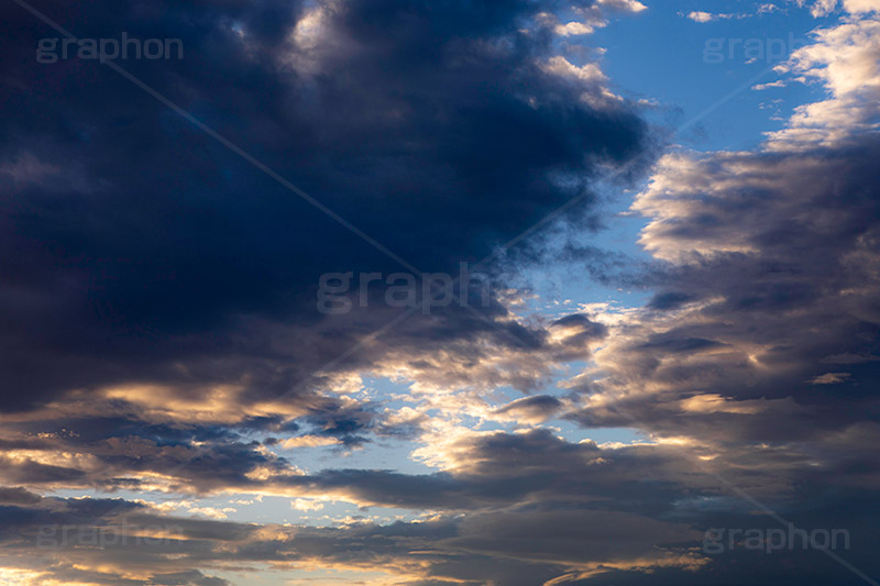 夕焼け,夕暮れ,夕日,夕方,夕,日の入り,オレンジ,赤,染,雲,空,日没,現象,きれい,キレイ,綺麗,沈,空/天気,お天気,天気,怪しい,迫る雨雲,雨雲,ゲリラ豪雨,豪雨,積乱雲,sunset,sky,フルサイズ撮影