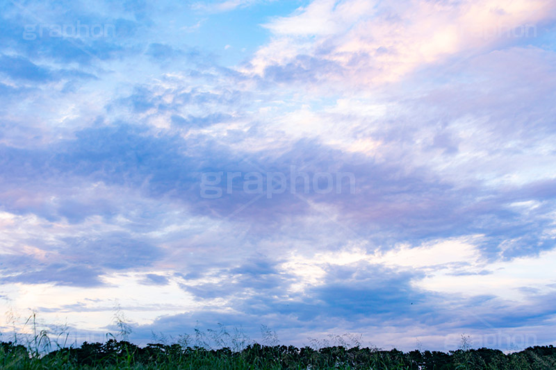 夕焼け,夕暮れ,夕日,夕方,夕,日の入り,オレンジ,赤,染,雲,空,日没,現象,きれい,キレイ,綺麗,沈,空/天気,お天気,天気,怪しい,迫る雨雲,雨雲,ゲリラ豪雨,豪雨,積乱雲,sunset,sky,フルサイズ撮影