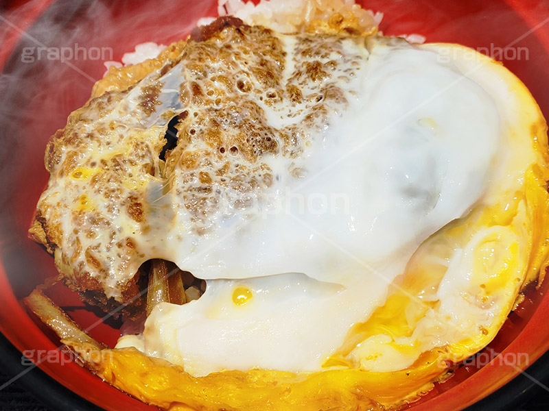 カツ丼,かつ丼,カツ,かつ,豚肉,卵,衣,たまご,ジューシー,丼,どんぶり,揚げ,割下,煮込み,卵とじ,湯気,和食,日本料理,日本食,japan,スマホ撮影