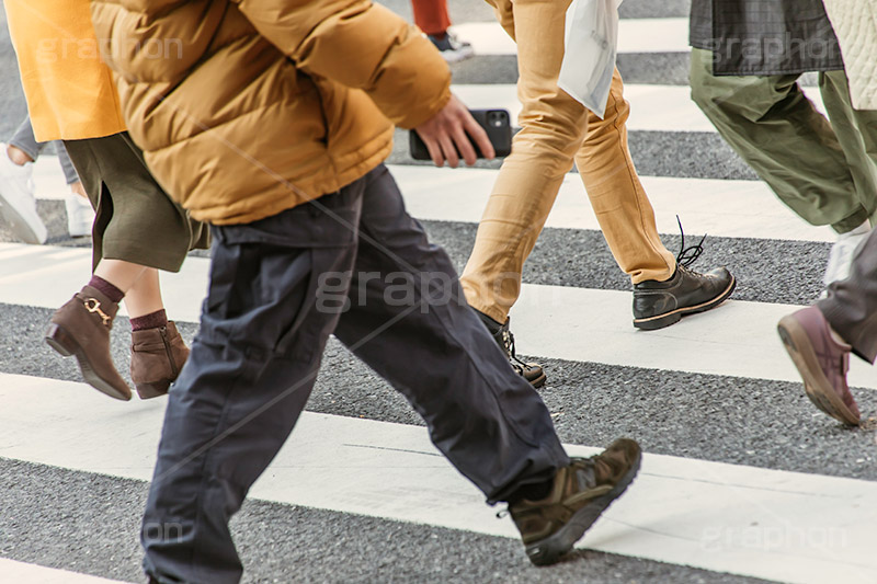 雑踏,都会の雑踏,都会,都心,東京,人混み,混雑,横断歩道,街角,街角スナップ,混む,人々,人物,渡る,歩く,通勤,通学,足,交差点,冬,japan,winter,フルサイズ撮影