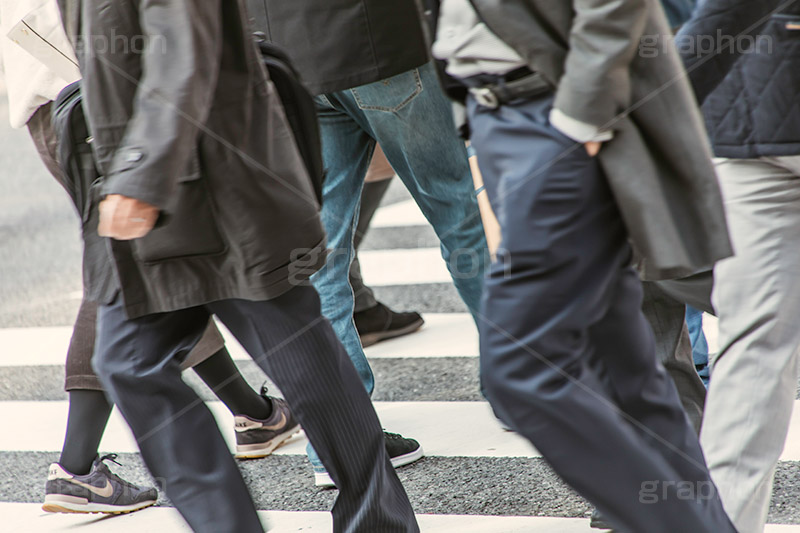 雑踏,都会の雑踏,都会,都心,東京,人混み,混雑,横断歩道,街角,街角スナップ,混む,人々,人物,渡る,歩く,通勤,通学,足,交差点,冬,ビジネス,スーツ,サラリーマン,business,japan,winter,フルサイズ撮影