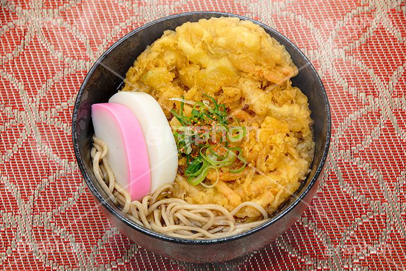 かき揚げ蕎麦,かき揚げそば,かき揚げ,かきあげ,天ぷら,揚げ物,ソバ,蕎麦,そば,だし,出汁,ダシ,蕎麦粉,日本料理,日本食,和食,つゆ,蕎麦汁,茹,ねぎ,ネギ,かまぼこ,カマボコ,年越し蕎麦,年越しそば,年越し,年末,31日,麺料理,麺類,湯気,唐辛子,薬味,japan,フルサイズ撮影