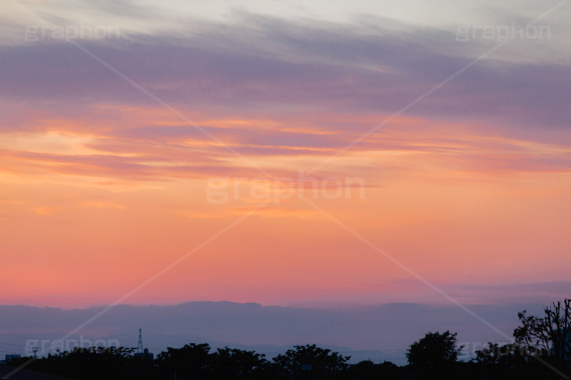 夕焼け,夕日,夕方,夕,日の入り,オレンジ,赤,染,雲,曇り,くもり,空,日没,現象,きれい,キレイ,綺麗,沈,空/天気,sunset,フルサイズ撮影