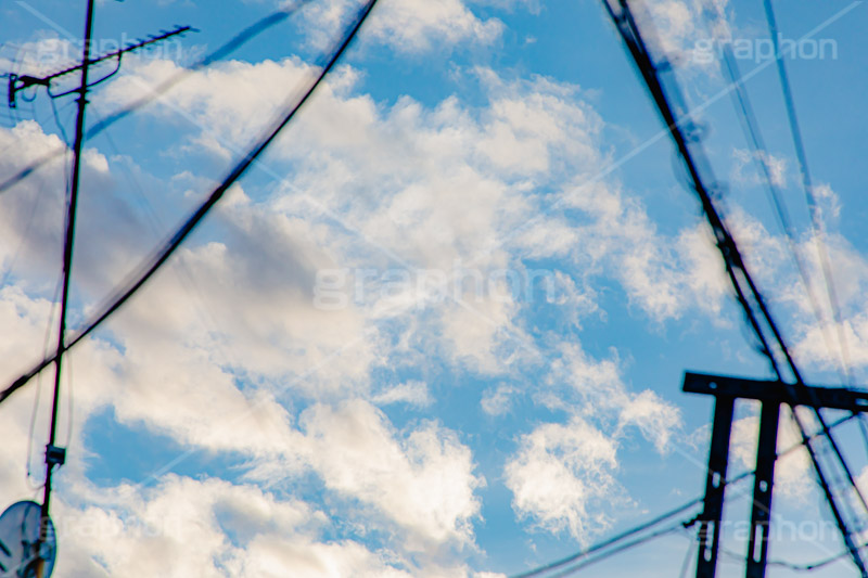 迫る雨雲,雨雲,ゲリラ豪雨,豪雨,積乱雲,雲,空,現象,空/天気,お天気,天気,怪しい,電柱,電線,アンテナ,sky,フルサイズ撮影