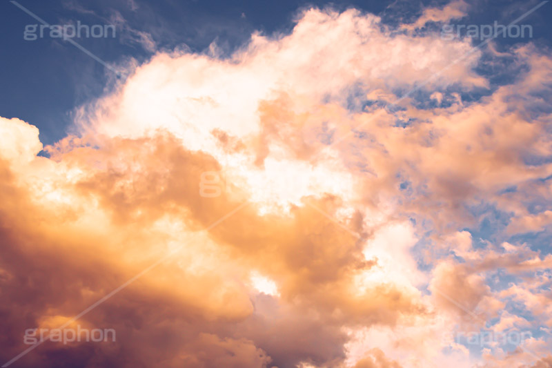 夕焼け,迫る雨雲,雨雲,ゲリラ豪雨,豪雨,積乱雲,夕暮れ,夕日,夕方,夕,日の入り,染,雲,空,日没,現象,沈,空/天気,お天気,天気,怪しい,fantasy,sunset,sky,フルサイズ撮影