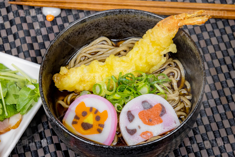 年越しそば,年越し蕎麦,３１日,年越し,大晦日,年末,ソバ,蕎麦,そば,だし,出汁,ダシ,蕎麦粉,日本料理,日本食,和食,つゆ,蕎麦汁,茹,えび,海老,海老天,えび天,てんぷら,天ぷら,ねぎ,麺料理,麺類,年の瀬,正月,お正月,蒲鉾,かまぼこ,カマボコ,紅白,干支,うし,ウシ,牛,丑年,とら,トラ,寅年,寅キャラクター,バトンタッチ,風習,japan,フルサイズ撮影