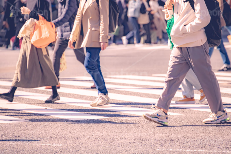 都会の雑踏,雑踏,都会,都心,東京,人混み,混雑,横断歩道,街角,街角スナップ,交差点,混む,人々,渡る,歩く,通勤,通学,足,人物,秋,autumn,フルサイズ撮影