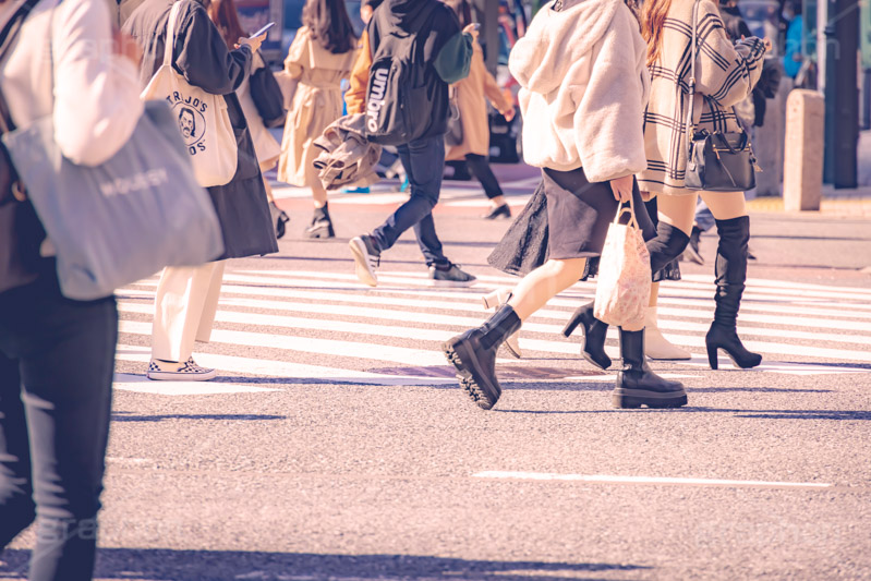 都会の雑踏,雑踏,都会,都心,東京,人混み,混雑,横断歩道,街角,街角スナップ,交差点,混む,人々,渡る,歩く,通勤,通学,歩きスマホ,ルール,マナー,足,人物,秋,autumn,フルサイズ撮影