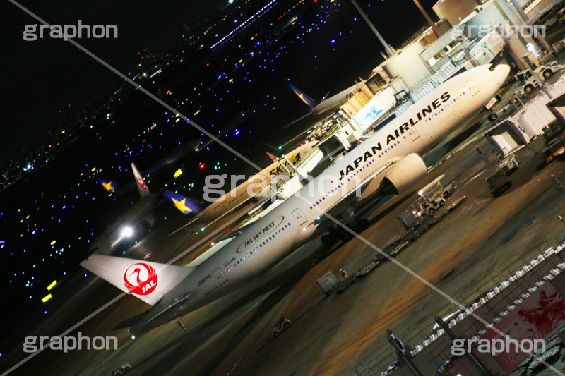 羽田空港,haneda,はねだ,羽田,飛行機,旅客機,空港,航空,航空路,到着,出発,発着,エアライン,航空会社,ターミナル,国内線,国際線,路線,ハブ,景気,アジア,亜細亜,ビルディング,建物,建造,ビジネス,事業,企業,業務,チェックイン,チェック,チェックする,カウンタ,カウンター,滑走路,夜,旅行,旅,travel