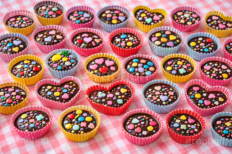 平成チョコ,平成女児チョコ,手作り,手作りチョコ,手づくり,友チョコ,クッキング,アルミカップ,トッピング,バレンタイン,バレンタインデー,チョコレート,菓子,お菓子,告白,愛,恋,恋愛,懐かし,ラブ,らぶ,女子力,ガーリー,甘い,スイーツ,カラフル,ポップ,POP,レトロ,chocolate,valentine,sweet,cooking,AI生成素材