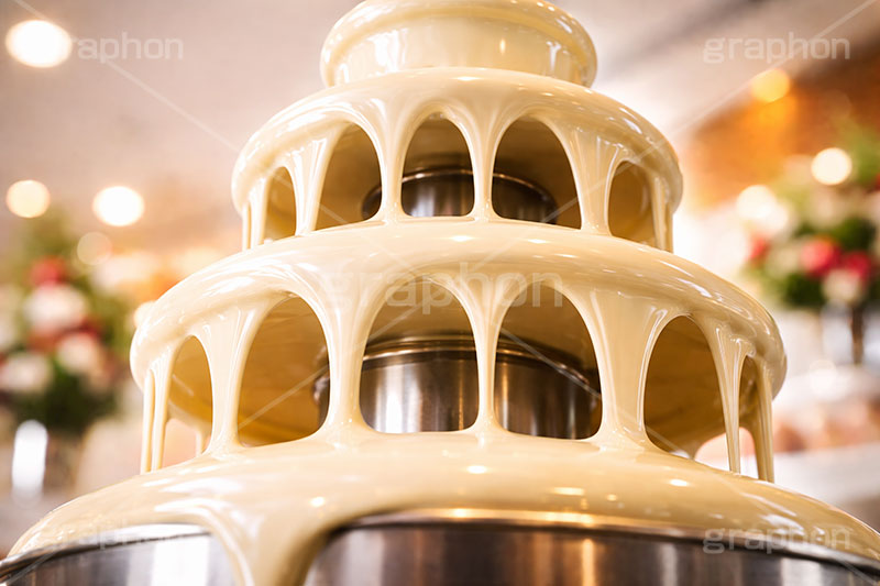 チョコレートファウンテン,チョコレートタワー,ホワイトチョコ,チョコフォンデュ,チョコレートフォンデュ,ビュッフェ,バイキング,食べ放題,レストラン,バレンタイン,バレンタインデー,チョコレート,菓子,お菓子,告白,愛,恋,恋愛,ラブ,らぶ,女子力,ガーリー,甘い,スイーツ,chocolate,valentine,sweet,AI生成素材