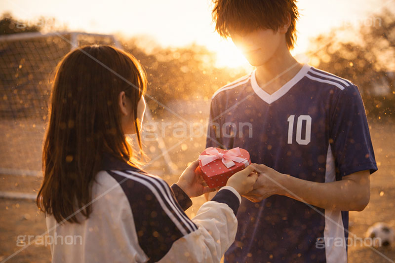 告白,愛,恋,恋愛,学校,部活,サッカー,サッカー部,スポーツ,エース,マネージャー,人気,下校,先輩,エモい,推し,付き合う,イケメン,バレンタイン,バレンタインデー,プレゼント,贈り物,チョコレート,菓子,お菓子,ラブ,らぶ,女子力,ガーリー,甘い,スイーツ,人物,男性,女性,男,女,夕日,夕焼け,逆光,chocolate,valentine,sweet,present,school,AI生成素材