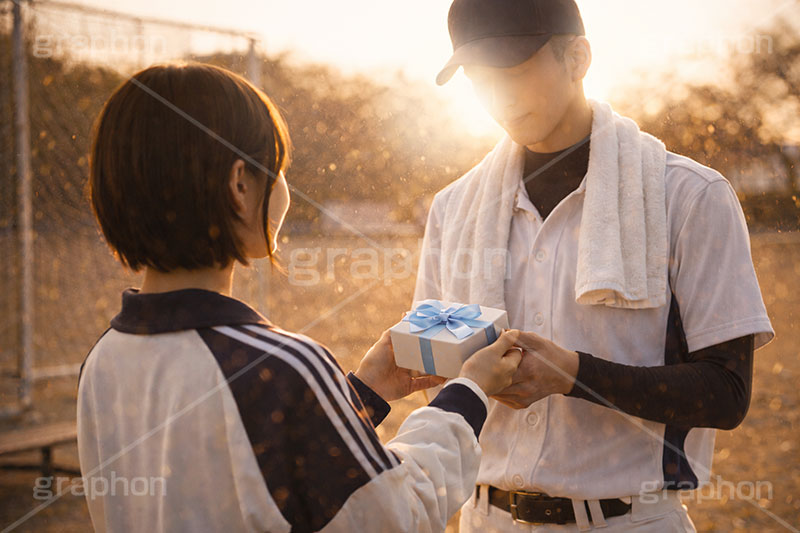 告白,愛,恋,恋愛,学校,部活,野球,野球部,スポーツ,エース,マネージャー,人気,下校,先輩,エモい,推し,付き合う,イケメン,バレンタイン,バレンタインデー,プレゼント,贈り物,チョコレート,菓子,お菓子,ラブ,らぶ,女子力,ガーリー,甘い,スイーツ,人物,男性,女性,男,女,夕日,夕焼け,逆光,chocolate,valentine,sweet,present,school,AI生成素材