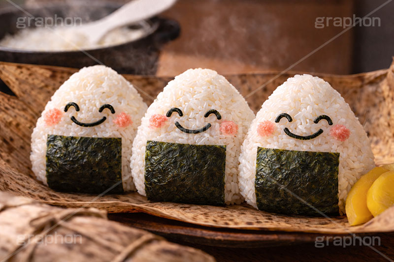 ニコニコ笑顔,おにぎり,お握り,握り飯,握飯,のり,笑顔,ニコニコ,にこにこ,顔,かわいい,可愛い,カワイイ,海苔,竹皮,竹の皮,包む,握る,遠足,準備,たくあん,沢庵,しゃもじ,シャモジ,土鍋,土鍋ご飯,あつあつ白飯,炊き立てごはん,炊き立て,炊き,米,白米,ご飯,お米,ごはん,和食,日本食,日本料理,湯気,白飯,湯気,熱々,アツアツ,あつあつ,ホクホク,ほくほく,グルメ,rice,japan,AI生成素材