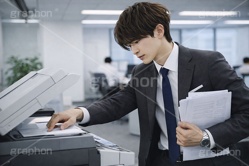 コピー,コピー機,印刷,準備,会議,打ち合わせ,打合せ,サラリーマン,リーマン,ビジネス,仕事,オフィス,スーツ,ネクタイ,背広,男性,モデル,男,青年,ワイシャツ,イメージ,職場,営業,就職,就活,転職,人物,忙しい,多忙,タスク,PC,MTG,task,business,work,office,suit,model,image,AI生成素材