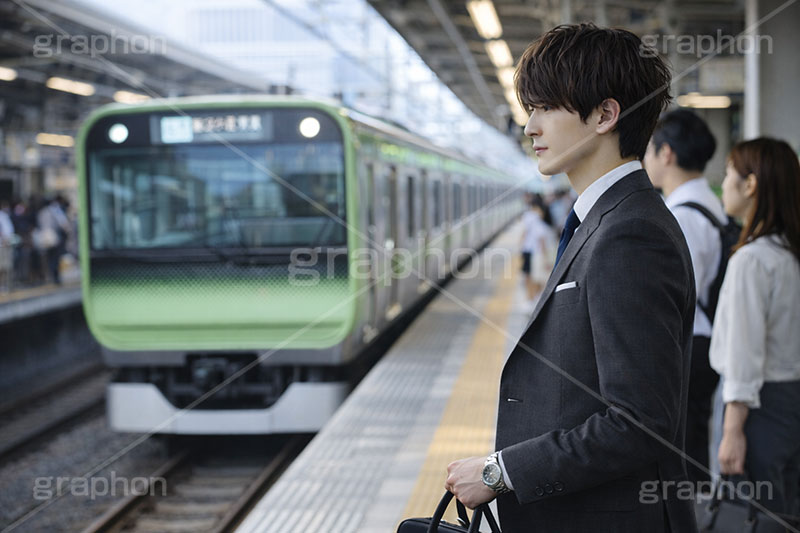 通勤,電車,ホーム,電車通勤,退勤,出社,サラリーマン,リーマン,ビジネス,仕事,オフィス,スーツ,ネクタイ,背広,男性,モデル,男,青年,ワイシャツ,イメージ,職場,営業,就職,就活,転職,打ち合わせ,打合せ,ミーティング,会議,取引,人物,business,work,office,suit,model,image,meeting,manner,train,AI生成素材