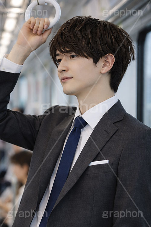 通勤,電車,車内,つり革,吊革,電車通勤,退勤,出社,サラリーマン,リーマン,ビジネス,仕事,オフィス,スーツ,ネクタイ,背広,男性,モデル,男,青年,ワイシャツ,イメージ,職場,営業,就職,就活,転職,打ち合わせ,打合せ,ミーティング,会議,取引,人物,business,work,office,suit,model,image,meeting,manner,train,AI生成素材