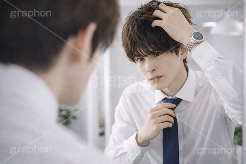 朝の支度,朝,ヘアセット,ヘアスタイル,スタイリング,鏡,支度,身支度,サラリーマン,リーマン,ビジネス,仕事,スーツ,ネクタイ,背広,男性,モデル,男,青年,ワイシャツ,イメージ,営業,就職,就活,転職,打ち合わせ,打合せ,ミーティング,会議,取引,人物,business,work,office,suit,model,image,meeting,manner,morning,mirror,AI生成素材