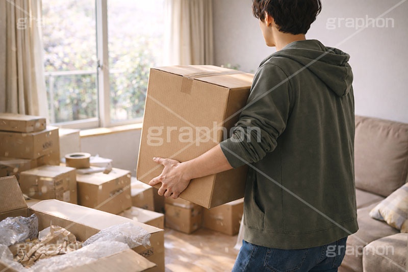 新生活,引っ越し,引越し,一人暮らし,就職,入学,卒業,荷物,荷造り,荷ほどき,荷解き,片付け,片づけ,運ぶ,作業,段ボール,ダンボール,ワンルーム,アパート,人物,男性,男,AI生成素材