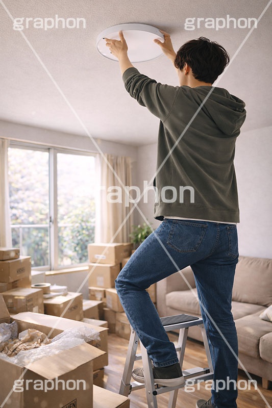 新生活,引っ越し,引越し,一人暮らし,就職,入学,卒業,荷物,荷造り,荷ほどき,荷解き,片付け,片づけ,作業,段ボール,ダンボール,照明,ライト,シーリングライト,設置,取付,ワンルーム,アパート,人物,男性,男,AI生成素材