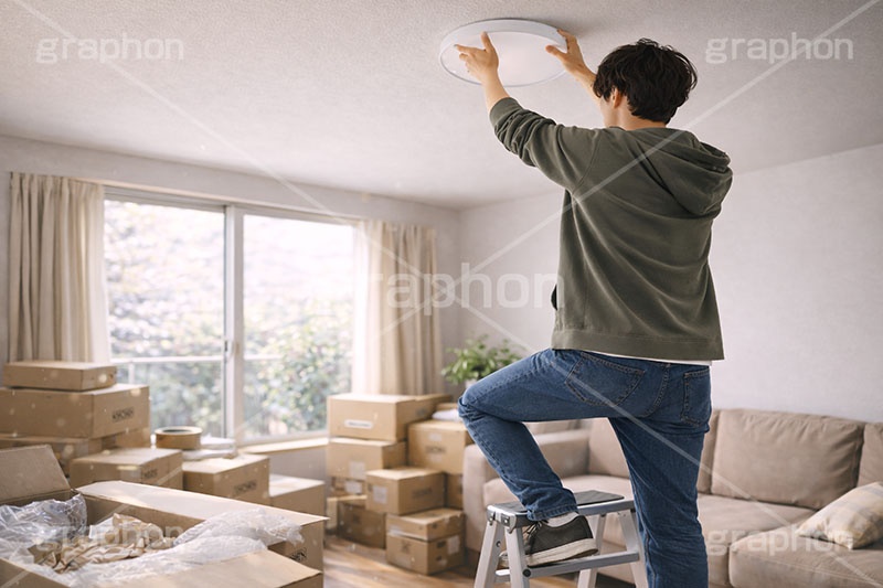 新生活,引っ越し,引越し,一人暮らし,就職,入学,卒業,荷物,荷造り,荷ほどき,荷解き,片付け,片づけ,作業,段ボール,ダンボール,照明,ライト,シーリングライト,設置,取付,ワンルーム,アパート,人物,男性,男,AI生成素材