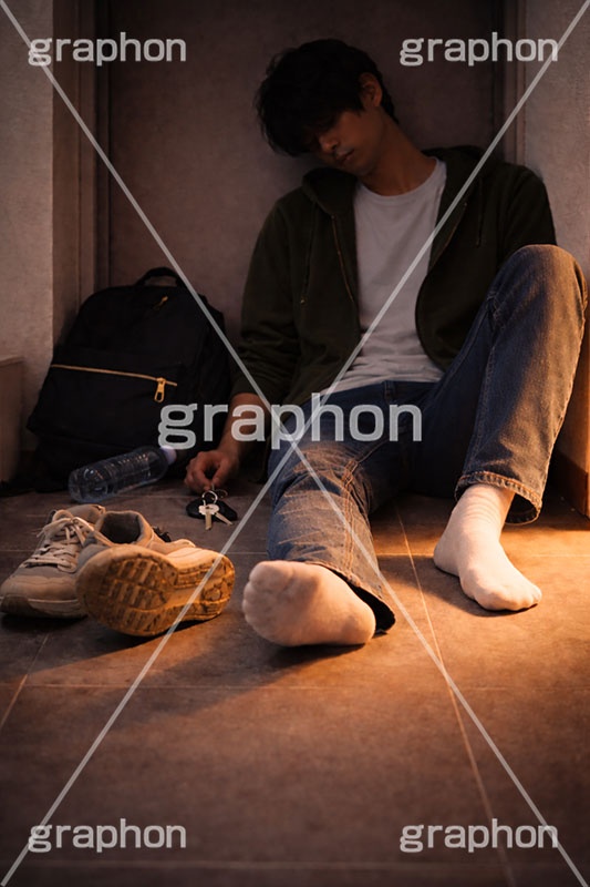 大学の洗礼,洗礼,飲み会,新歓,コンパ,酒,酔い,酔っ払い,新生活,一人暮らし,就職,入学,卒業,玄関,鍵,靴,はだし,倒れる,ワンルーム,アパート,人物,男性,男,AI生成素材