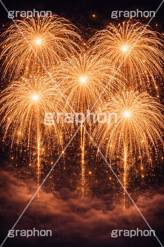 打ち上げ花火,花火,はなび,花火大会,祭り,夏祭り,夏,火花,風物詩,打ち上げ,打上,打上花火,華火,煙火,綺麗,きれい,キレイ,火薬,火,季語,まつり,派手,スターマイン,アニバーサリー,anniversary,fireworks,AI生成素材