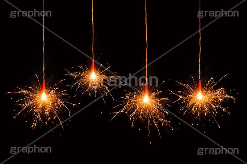 線香花火,手持ち花火,花火,はなび,夏,火花,風物詩,手持ち,華火,煙火,煙,儚い,火薬,季語,スパークル,fireworks,AI生成素材