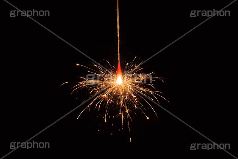 線香花火,手持ち花火,花火,はなび,夏,火花,風物詩,手持ち,華火,煙火,煙,儚い,火薬,季語,スパークル,fireworks,AI生成素材