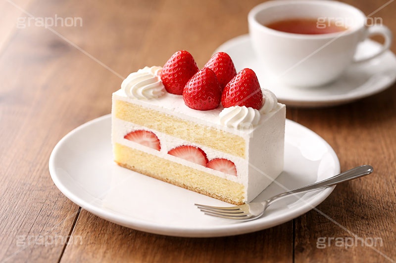 苺のショートケーキ,ケーキ,いちご,イチゴ,苺,ストロベリー,ショートケーキ,生クリーム,砂糖,クリーム,スイート,デザート,スイーツ,フォーク,甘い,洋菓子,菓子,お菓子,ティーカップ,紅茶,sweet,cream,strawberry,cake,dessert,fork,AI生成素材