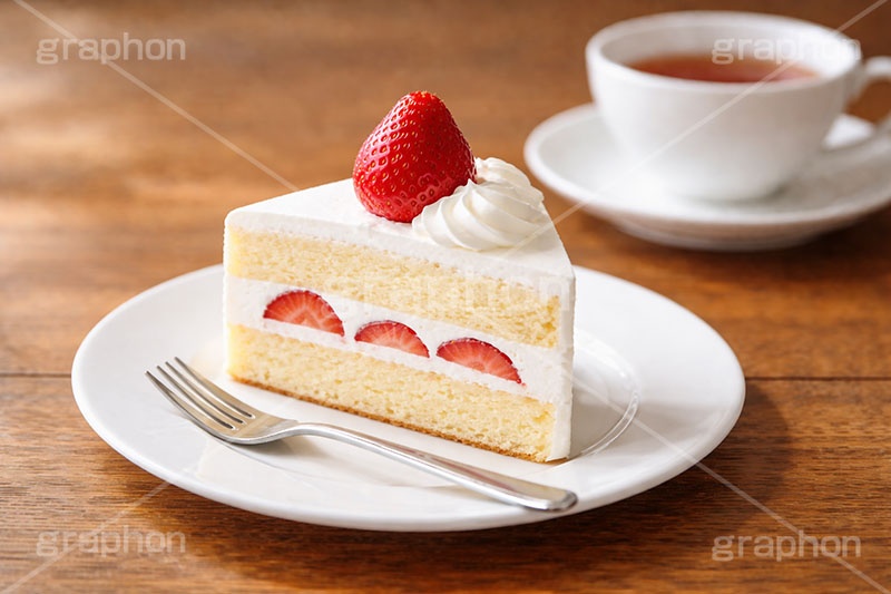 苺のショートケーキ,ケーキ,いちご,イチゴ,苺,ストロベリー,ショートケーキ,生クリーム,砂糖,クリーム,スイート,デザート,スイーツ,フォーク,甘い,洋菓子,菓子,お菓子,ティーカップ,紅茶,sweet,cream,strawberry,cake,dessert,fork,AI生成素材